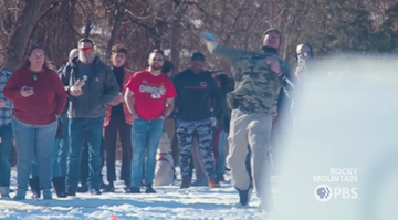 長方形の物体を遠くに投げ飛ばすお祭り「フルーツケーキ投げ大作戦」