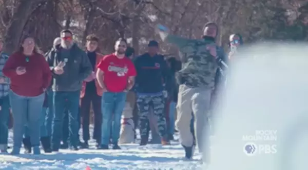 長方形の物体を遠くに投げ飛ばすお祭り「フルーツケーキ投げ大作戦」