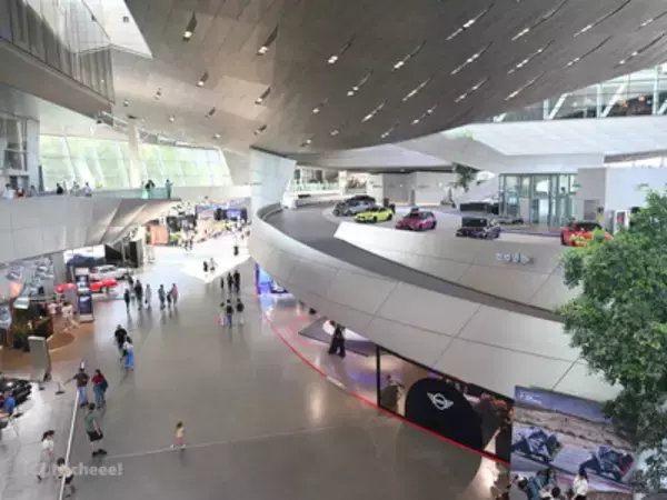 「【ドイツ・ミュンヘン】 自動車ファンの聖地「BMW」にある巨大“無料”ショールームへ行ってみた」の画像