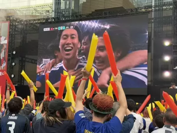 「日本代表がチュニジアに4発快勝　六本木ヒルズのパブリックビューイングに500人が熱狂 マクドナルド・コカ・コーラ主催の特別イベント」の画像