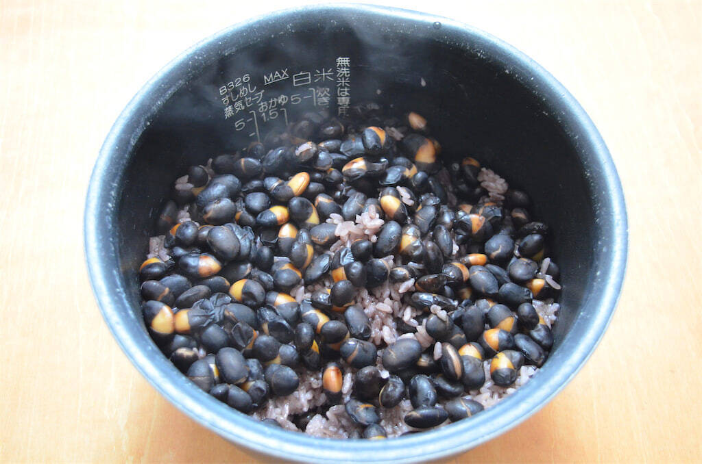【食感プリップリ】なんと「黒豆」で赤飯炊いてみた！豆と米でモチモチ合戦はじまる♪仕上げのすし酢で爽やか～