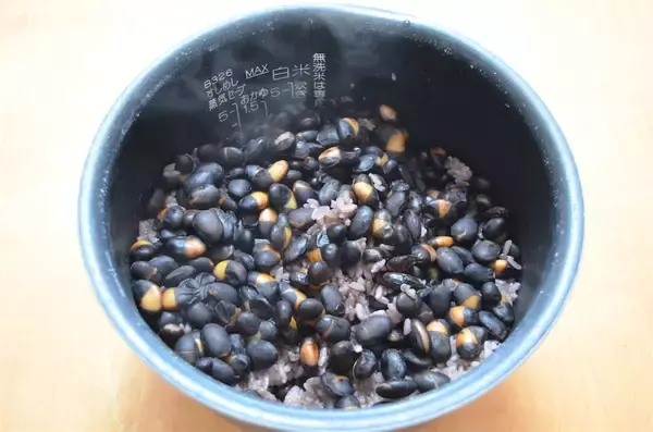 「【食感プリップリ】なんと「黒豆」で赤飯炊いてみた！豆と米でモチモチ合戦はじまる♪仕上げのすし酢で爽やか～」の画像