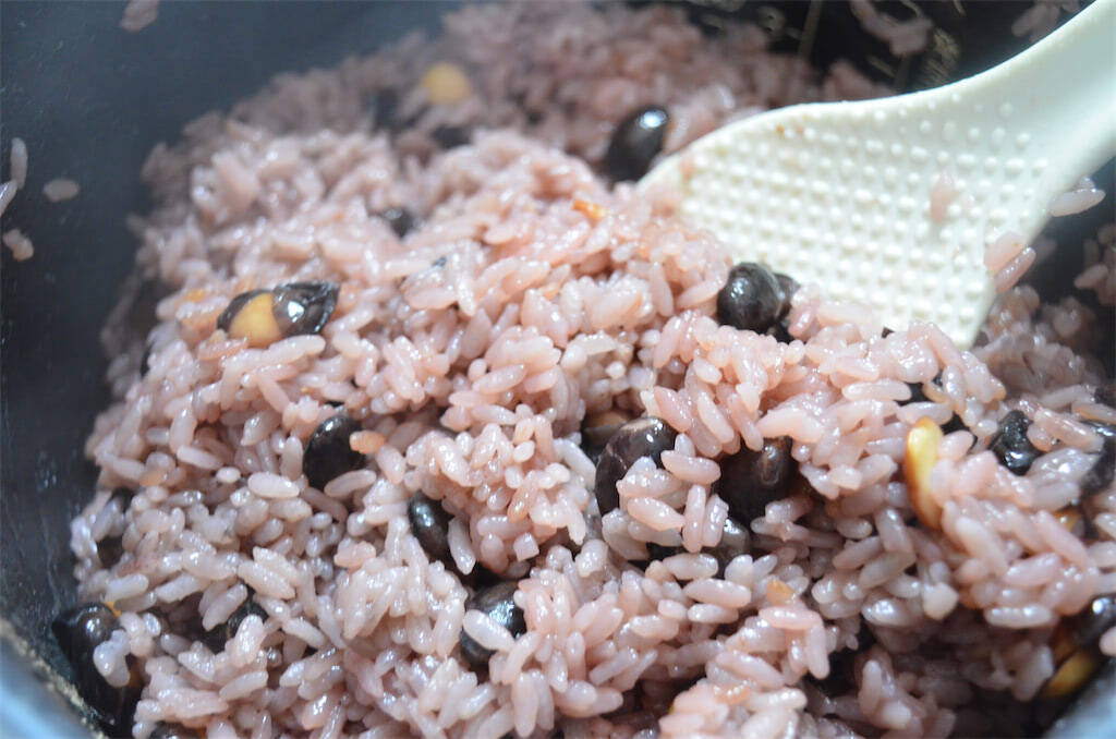 【食感プリップリ】なんと「黒豆」で赤飯炊いてみた！豆と米でモチモチ合戦はじまる♪仕上げのすし酢で爽やか～
