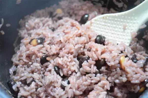 「【食感プリップリ】なんと「黒豆」で赤飯炊いてみた！豆と米でモチモチ合戦はじまる♪仕上げのすし酢で爽やか～」の画像
