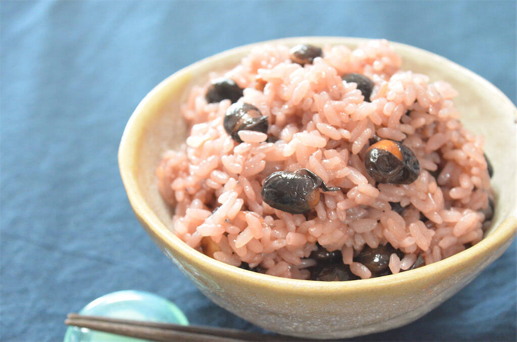 【食感プリップリ】なんと「黒豆」で赤飯炊いてみた！豆と米でモチモチ合戦はじまる♪仕上げのすし酢で爽やか～