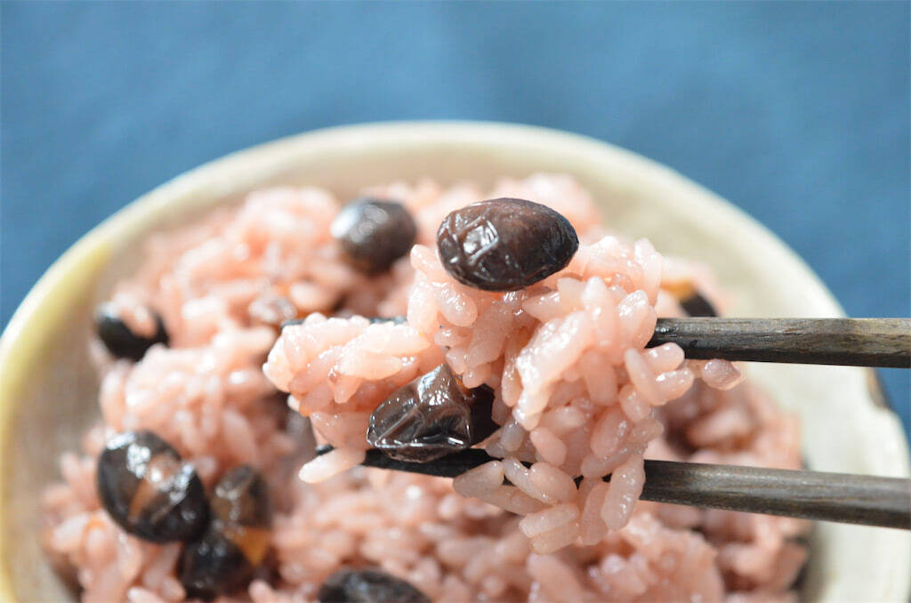 【食感プリップリ】なんと「黒豆」で赤飯炊いてみた！豆と米でモチモチ合戦はじまる♪仕上げのすし酢で爽やか～