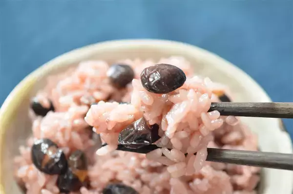 「【食感プリップリ】なんと「黒豆」で赤飯炊いてみた！豆と米でモチモチ合戦はじまる♪仕上げのすし酢で爽やか～」の画像
