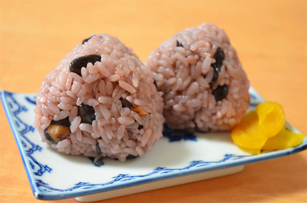 【食感プリップリ】なんと「黒豆」で赤飯炊いてみた！豆と米でモチモチ合戦はじまる♪仕上げのすし酢で爽やか～