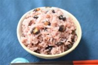 【食感プリップリ】なんと「黒豆」で赤飯炊いてみた！豆と米でモチモチ合戦はじまる♪仕上げのすし酢で爽やか～