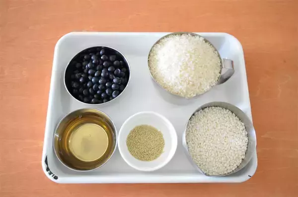 「【食感プリップリ】なんと「黒豆」で赤飯炊いてみた！豆と米でモチモチ合戦はじまる♪仕上げのすし酢で爽やか～」の画像