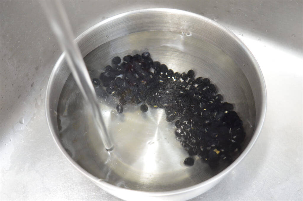 【食感プリップリ】なんと「黒豆」で赤飯炊いてみた！豆と米でモチモチ合戦はじまる♪仕上げのすし酢で爽やか～