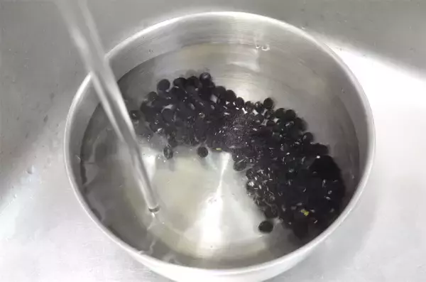 「【食感プリップリ】なんと「黒豆」で赤飯炊いてみた！豆と米でモチモチ合戦はじまる♪仕上げのすし酢で爽やか～」の画像