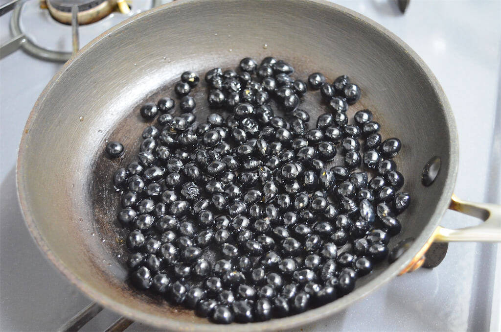 【食感プリップリ】なんと「黒豆」で赤飯炊いてみた！豆と米でモチモチ合戦はじまる♪仕上げのすし酢で爽やか～