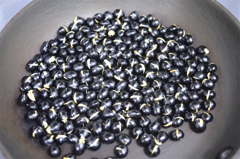 【食感プリップリ】なんと「黒豆」で赤飯炊いてみた！豆と米でモチモチ合戦はじまる♪仕上げのすし酢で爽やか～