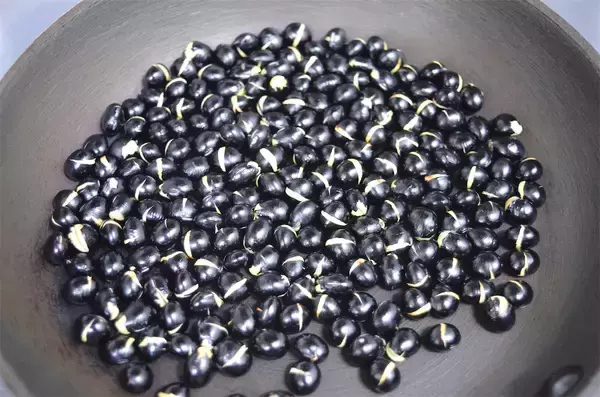 「【食感プリップリ】なんと「黒豆」で赤飯炊いてみた！豆と米でモチモチ合戦はじまる♪仕上げのすし酢で爽やか～」の画像