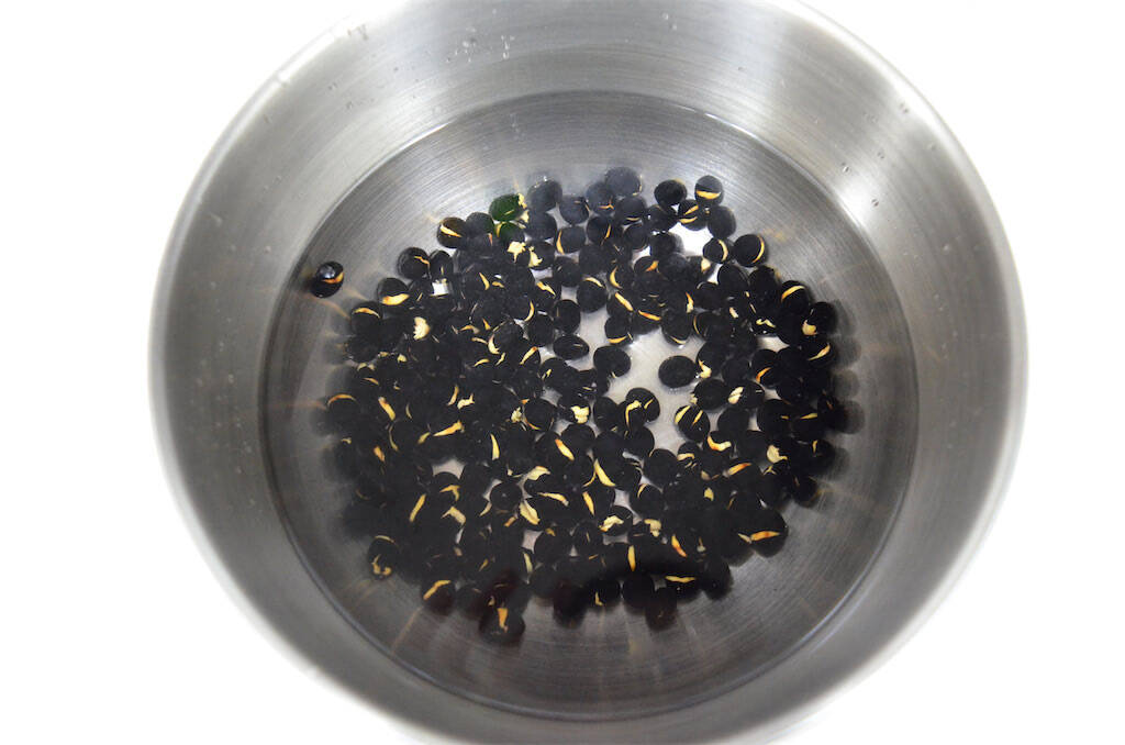 【食感プリップリ】なんと「黒豆」で赤飯炊いてみた！豆と米でモチモチ合戦はじまる♪仕上げのすし酢で爽やか～
