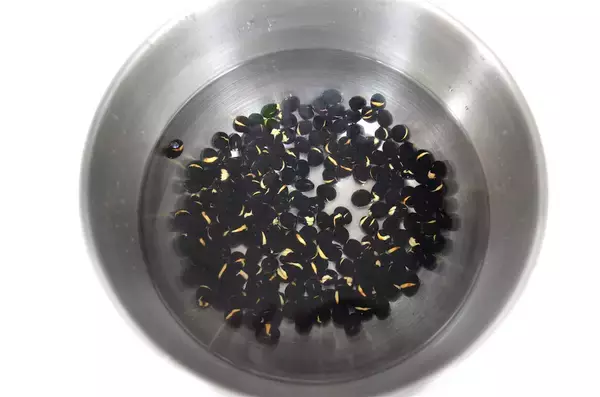 「【食感プリップリ】なんと「黒豆」で赤飯炊いてみた！豆と米でモチモチ合戦はじまる♪仕上げのすし酢で爽やか～」の画像