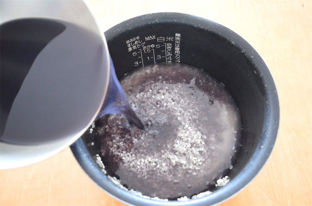 【食感プリップリ】なんと「黒豆」で赤飯炊いてみた！豆と米でモチモチ合戦はじまる♪仕上げのすし酢で爽やか～
