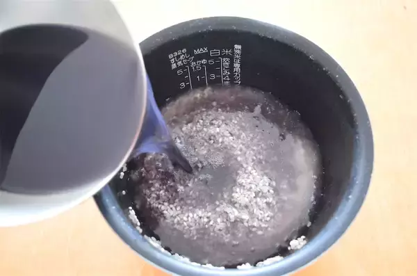 「【食感プリップリ】なんと「黒豆」で赤飯炊いてみた！豆と米でモチモチ合戦はじまる♪仕上げのすし酢で爽やか～」の画像