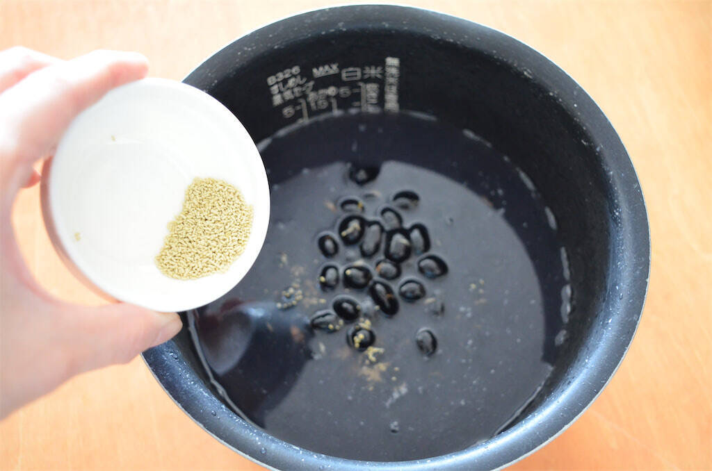 【食感プリップリ】なんと「黒豆」で赤飯炊いてみた！豆と米でモチモチ合戦はじまる♪仕上げのすし酢で爽やか～