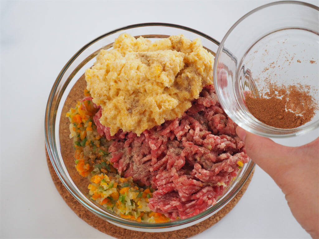 【型不要でも断面萌え♡】アルミホイルで包んで焼くだけ「ミートローフ」作ってみた！肉より野菜が多いんじゃ？