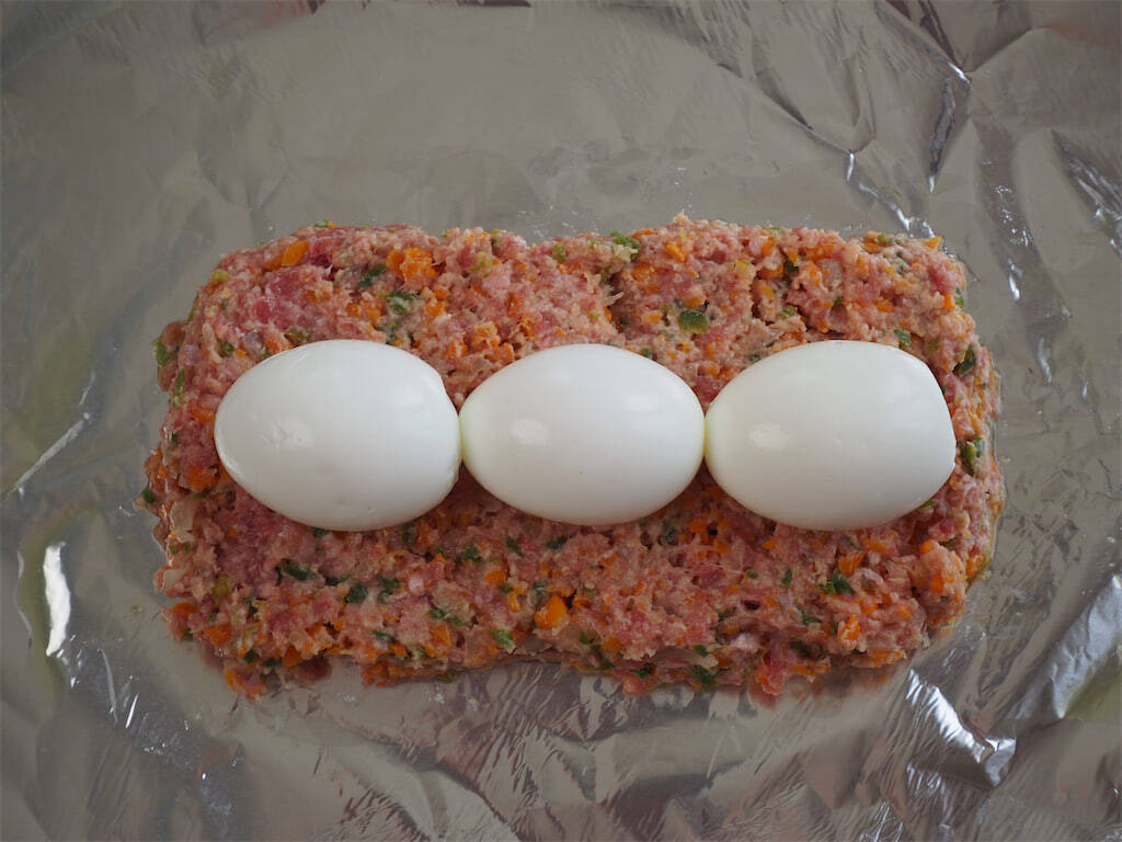 【型不要でも断面萌え♡】アルミホイルで包んで焼くだけ「ミートローフ」作ってみた！肉より野菜が多いんじゃ？