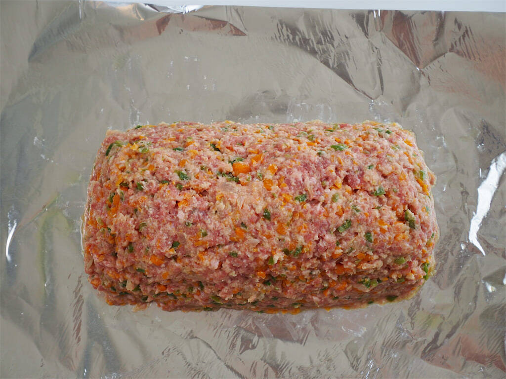 【型不要でも断面萌え♡】アルミホイルで包んで焼くだけ「ミートローフ」作ってみた！肉より野菜が多いんじゃ？