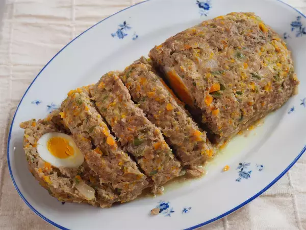 「【型不要でも断面萌え♡】アルミホイルで包んで焼くだけ「ミートローフ」作ってみた！肉より野菜が多いんじゃ？」の画像