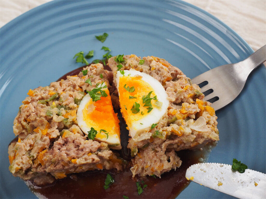 【型不要でも断面萌え♡】アルミホイルで包んで焼くだけ「ミートローフ」作ってみた！肉より野菜が多いんじゃ？