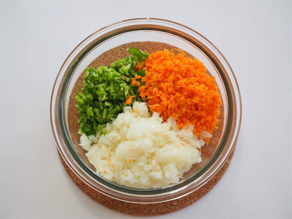 【型不要でも断面萌え♡】アルミホイルで包んで焼くだけ「ミートローフ」作ってみた！肉より野菜が多いんじゃ？