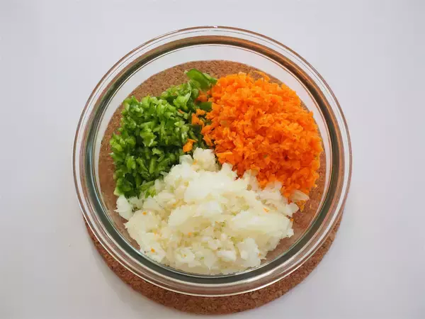 「【型不要でも断面萌え♡】アルミホイルで包んで焼くだけ「ミートローフ」作ってみた！肉より野菜が多いんじゃ？」の画像