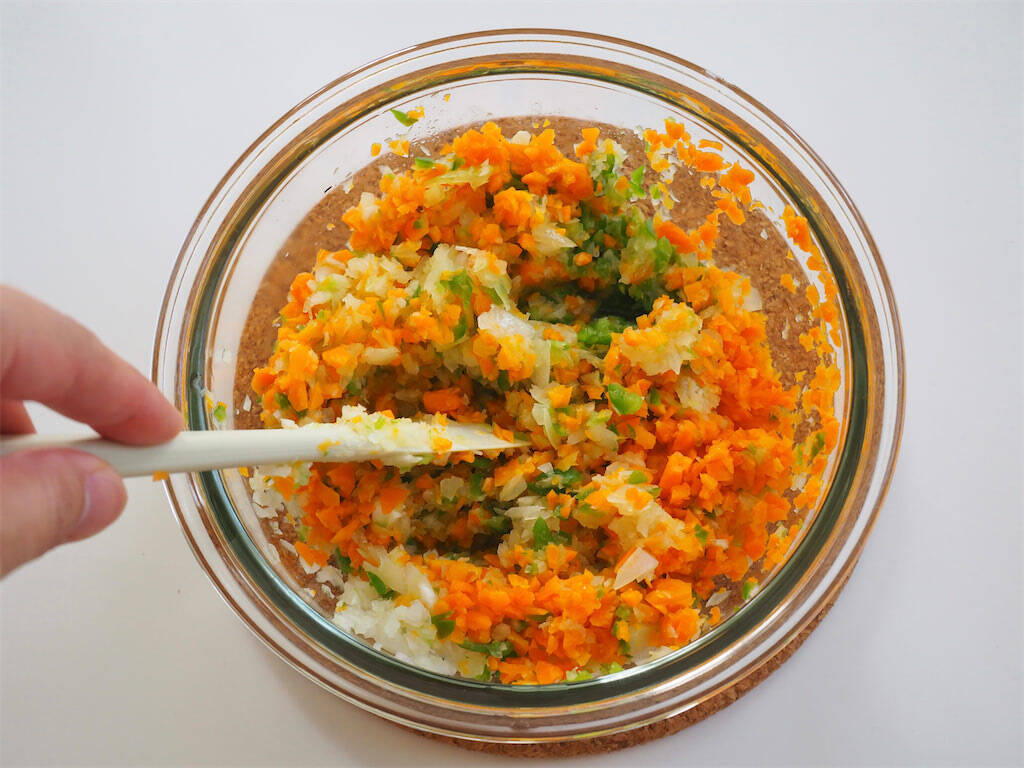 【型不要でも断面萌え♡】アルミホイルで包んで焼くだけ「ミートローフ」作ってみた！肉より野菜が多いんじゃ？