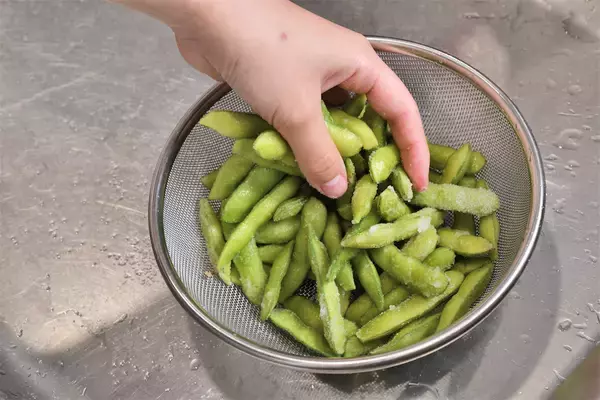 「【青髪のテツ】鮮度落ち枝豆を“採れたてレベル”に甘くする究極ワザ…「○○水で茹でちゃってください！」」の画像