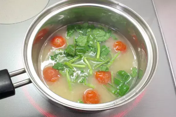 「【実は二日酔いの強い味方】赤い栄養素リコピンが助けてくれる♪「ミニトマトとクレソンのみそ汁」作ってみた！」の画像