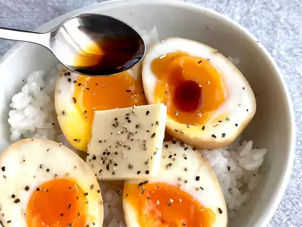 「【ラーメン屋さん秘伝】超絶とろっとろ「半熟卵」に挑戦♪時間きっちり熱したら氷水にイン！45分ヅケる！」の画像