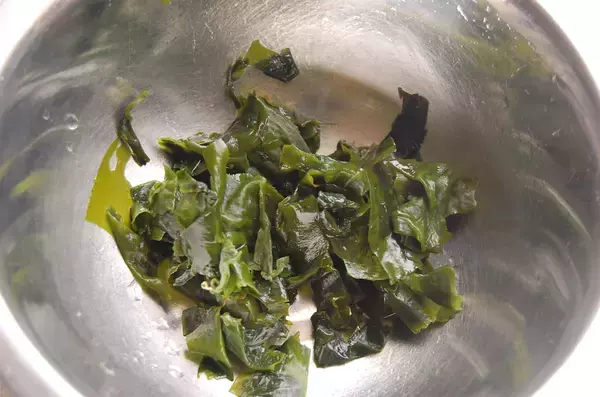 「あなどるなかれ！「やみつきカニカマわかめマヨ」は磯の香り×甘みのあるクリーミー♡まろやかウマうま♡」の画像