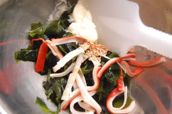 「あなどるなかれ！「やみつきカニカマわかめマヨ」は磯の香り×甘みのあるクリーミー♡まろやかウマうま♡」の画像