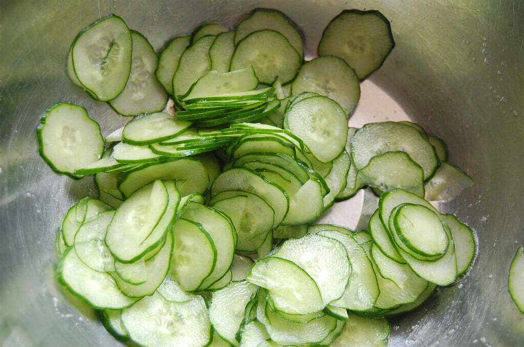 【覚えたら一生もん】「キュウリの浅漬け」作ろう♪塩もみして10分置いて和えるだけ♪和風だしがいい仕事♡