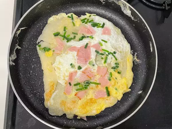 「【世界のズボラ飯】中国編：フライパンでくるりんぱ♪本場中華のお好み焼き風「怠け者の餅」を作ってみた」の画像