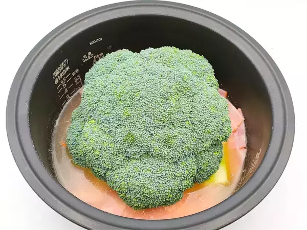 「【農家の自宅めし】炊飯器に丸ごとドボ～ンな「ブロッコリーの炊き込みご飯」に挑戦♪芯までホックホク♡」の画像