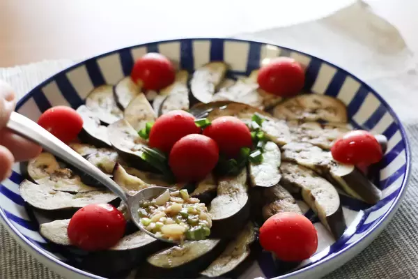 「レンチンのみで完成！「なすのナムル風」作ってみた！薬味＆お酢のチカラでさっぱり♪【農家直伝】」の画像