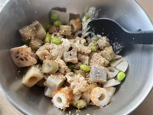 「【おつまみみたいなヘルシーサラダ】枝豆とちくわで「チョップドサラダ」作ってみた！根菜たっぷりで腸活にも♪」の画像
