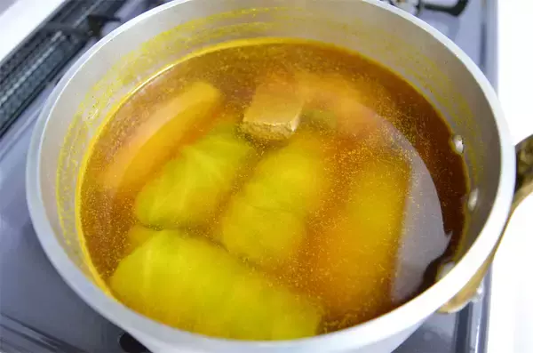 「【横須賀のロールキャベツ】やっぱりカレー味！スープはめんつゆ入り!?スパイシーで和の旨みジューシー♡」の画像