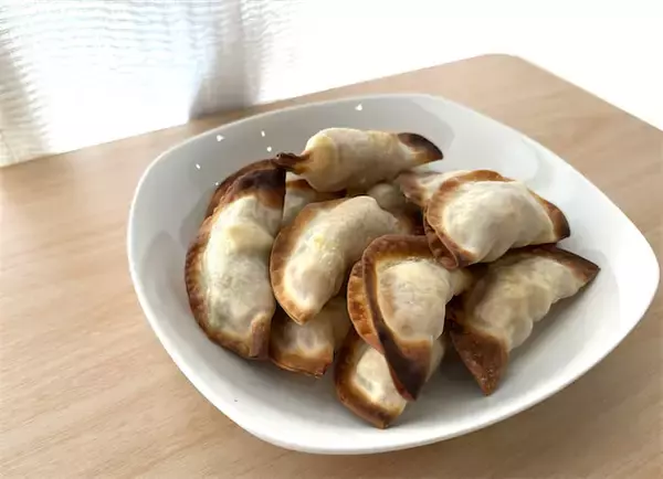 【餃子の皮スイーツ】これアップルパイじゃん♡さつまいもとりんごで「トースター焼餃子」作ってみた！