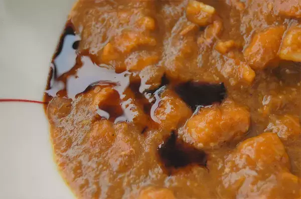 「【有名人の自宅めし】隠し味は…烏龍茶とエノキ⁉アジカンドラマー伊地知さんの「豚バラ烏龍カレー」に挑戦♪」の画像