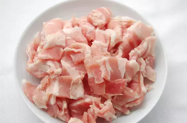 「【有名人の自宅めし】隠し味は…烏龍茶とエノキ⁉アジカンドラマー伊地知さんの「豚バラ烏龍カレー」に挑戦♪」の画像