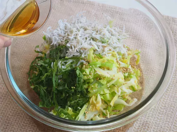 「【お湯をかけて甘さ倍増】春キャベツを「青じそ＆しらす」で和えてみた！パーフェクトな旨味バランス♡」の画像