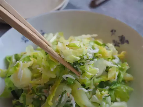 「【お湯をかけて甘さ倍増】春キャベツを「青じそ＆しらす」で和えてみた！パーフェクトな旨味バランス♡」の画像