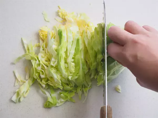 「【お湯をかけて甘さ倍増】春キャベツを「青じそ＆しらす」で和えてみた！パーフェクトな旨味バランス♡」の画像