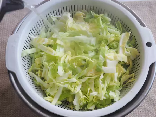 「【お湯をかけて甘さ倍増】春キャベツを「青じそ＆しらす」で和えてみた！パーフェクトな旨味バランス♡」の画像